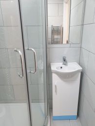 Ground floor, Room 2 ensuite 