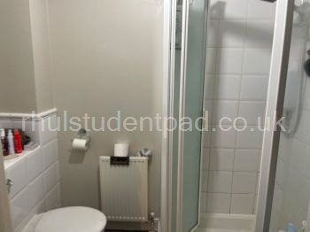 middle floor shower & toilet